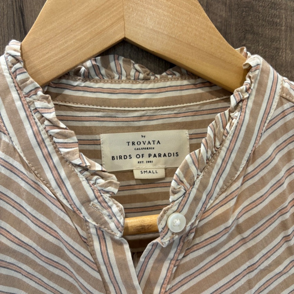 Trovata Birds of Paradis Top Tan Striped Ruffle Collar Button Down Shirt Small - Picture 3 of 7